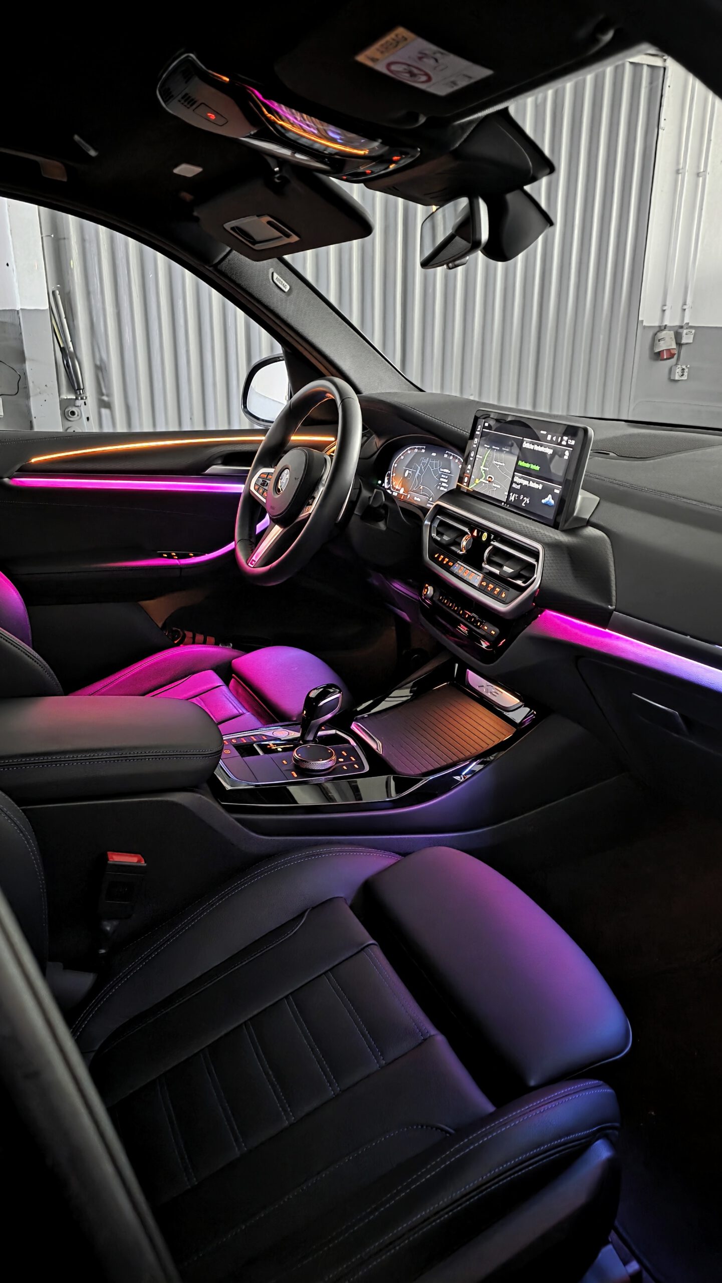 bmw_x3_g01_aus_Luxemburg_Nachrüstung_Ambientebeleuchtung_mit_Einbau_Displaysteuerung_4