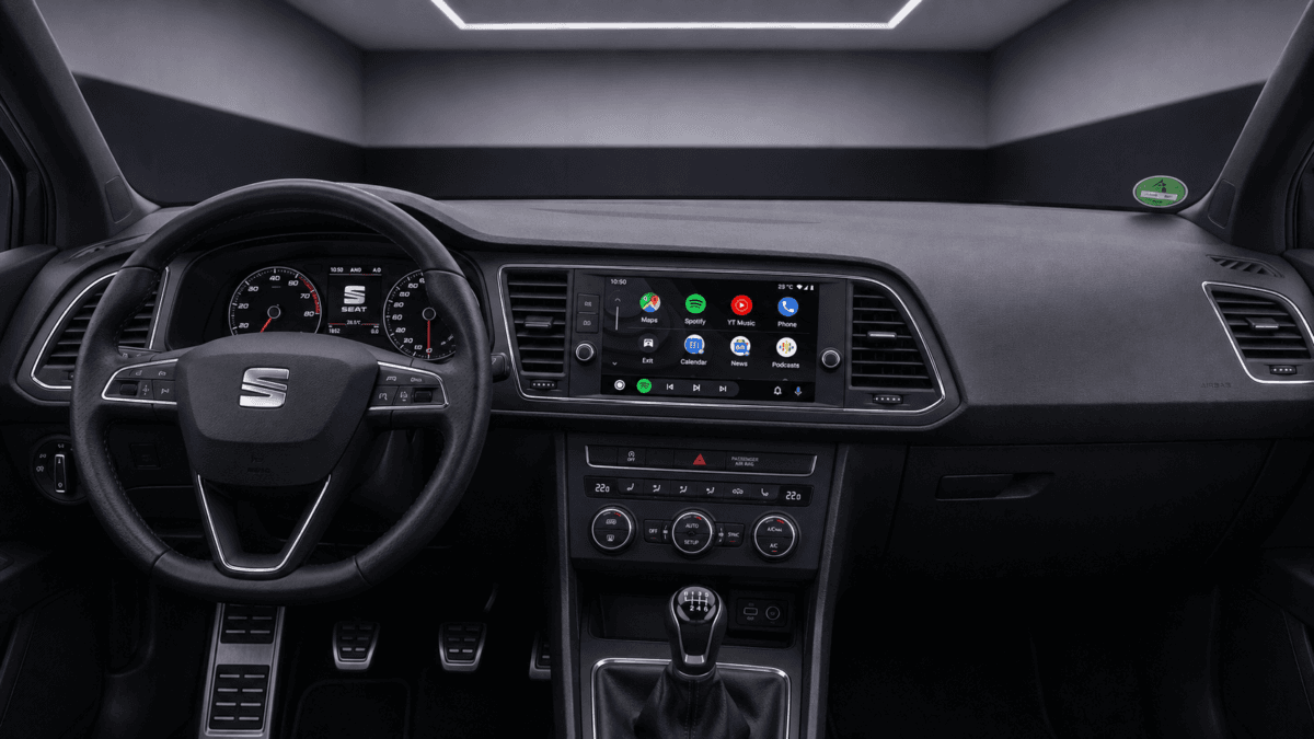 Apple CarPlay und Android Auto auf dem Fahrzeugdisplay im Seat Leon 5F Innenraum