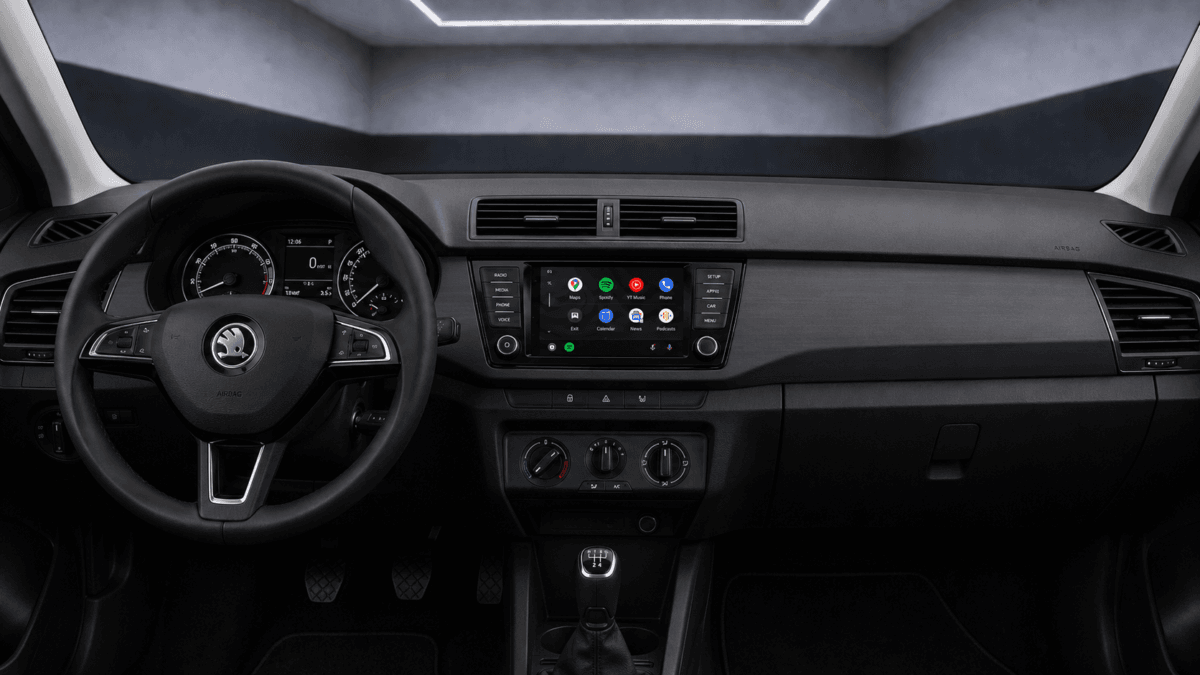 Apple CarPlay und Android Auto auf dem Fahrzeugdisplay im Skoda Fabia III NJ Innenraum
