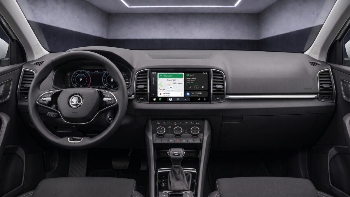 CarPlay- und Android-Auto-Navigation auf dem Display im Skoda Karoq NU Innenraum