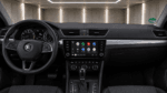 Apple CarPlay und Android Auto auf dem Fahrzeugdisplay im Skoda Superb III 3V Innenraum