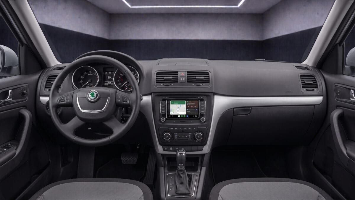 CarPlay- und Android-Auto-Navigation auf dem Display im Skoda Yeti 5L Innenraum
