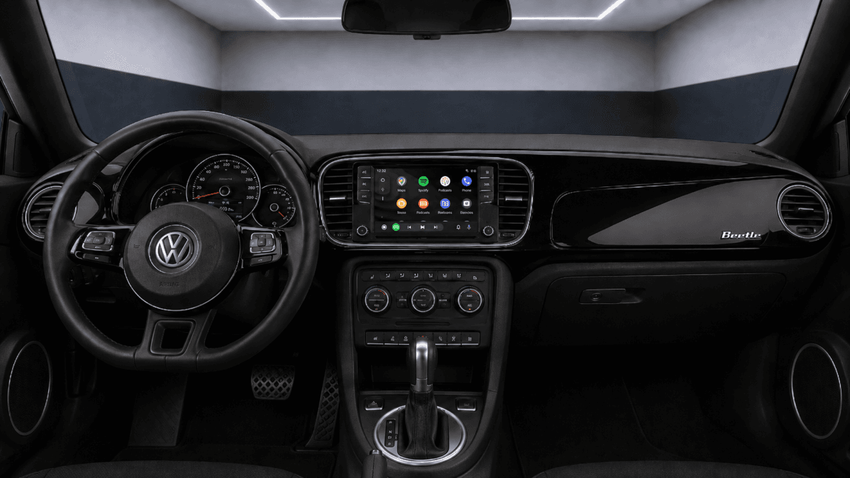 Apple CarPlay und Android Auto auf dem Fahrzeugdisplay im VW Beetle 5C Innenraum