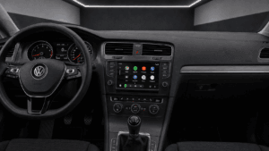Apple CarPlay und Android Auto auf dem Fahrzeugdisplay im VW Golf 7 Innenraum