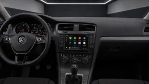 Apple CarPlay und Android Auto auf dem Fahrzeugdisplay im VW Golf 7 Innenraum
