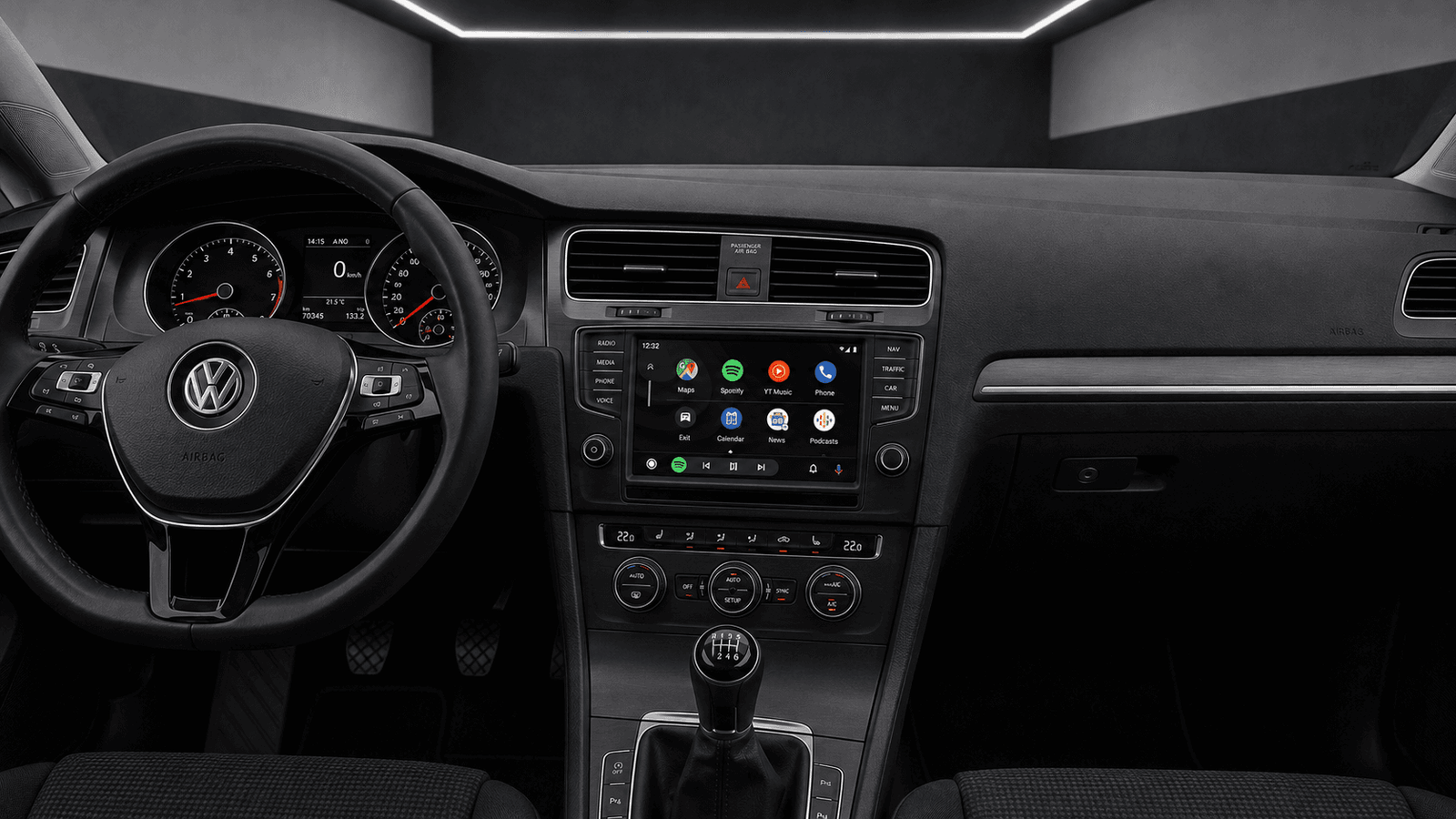 Apple CarPlay und Android Auto auf dem Fahrzeugdisplay im VW Golf 7 Innenraum