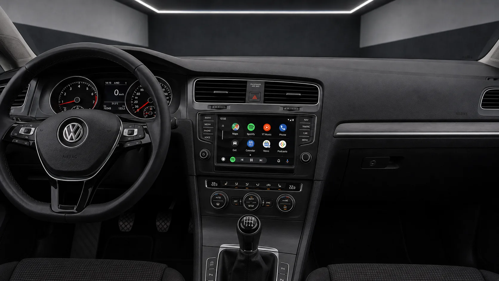 Apple CarPlay und Android Auto auf dem Fahrzeugdisplay im VW Golf 7 Innenraum