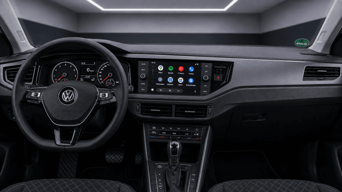 Apple CarPlay und Android Auto auf dem Fahrzeugdisplay im VW Polo 6 AW Innenraum