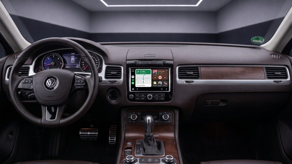 CarPlay- und Android-Auto-Navigation auf dem Display im VW Touareg II 7P Innenraum