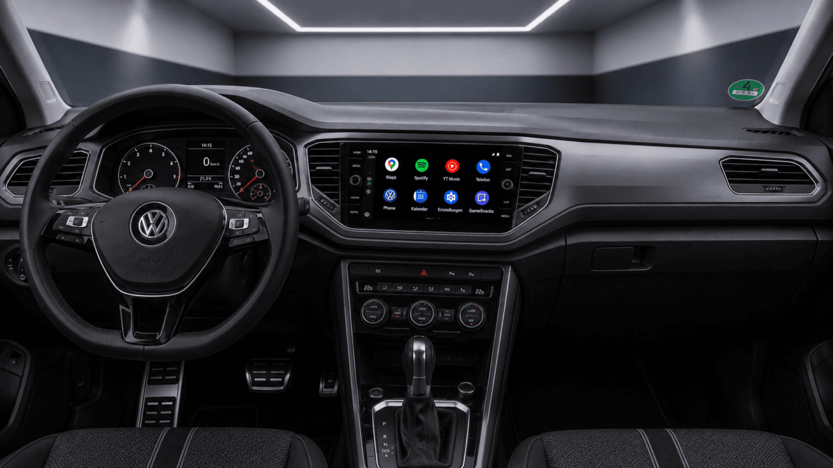 Apple CarPlay und Android Auto auf dem Fahrzeugdisplay im VW T-Roc A1 Innenraum