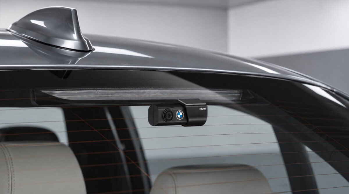 BMW Advanced Car Eye 3.0 Pro Heckkamera an der Heckscheibe installiert