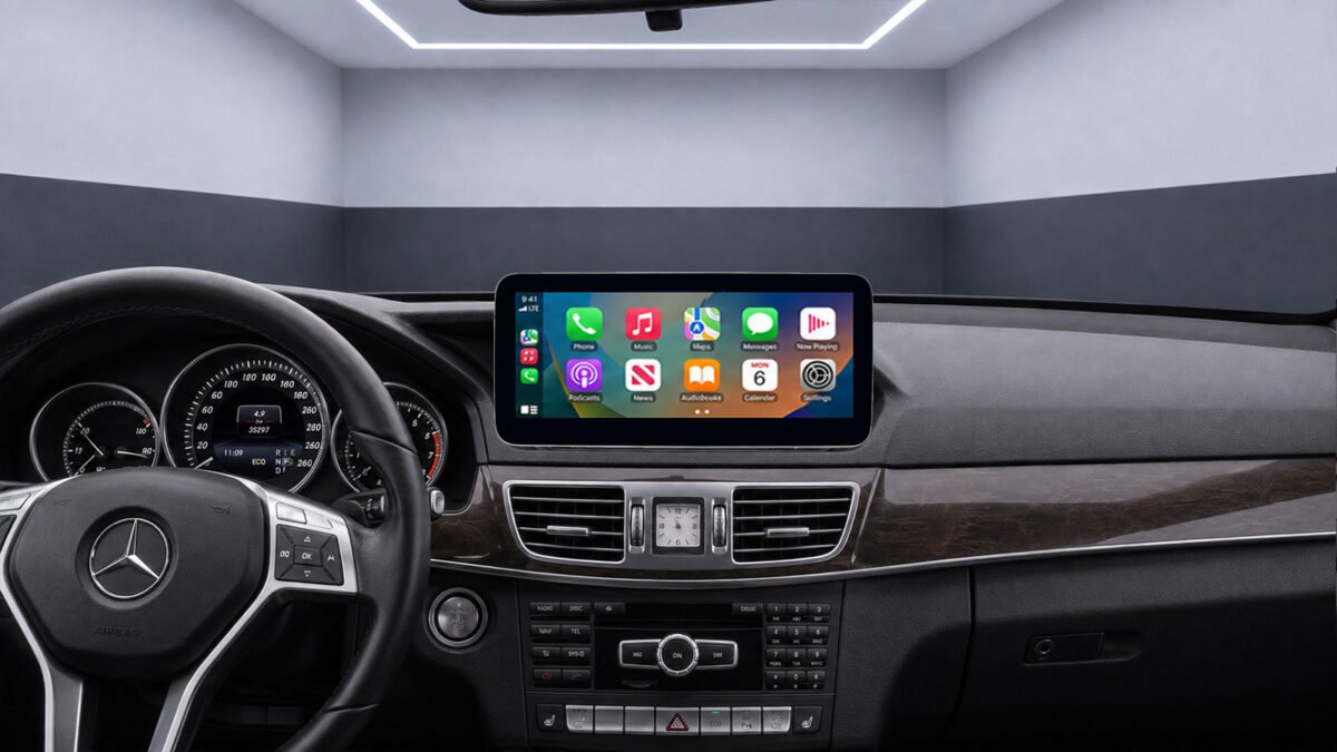 CarPlay App-Menü auf dem Display im Mercedes E-Klasse W212 S212